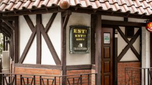 湯島で半世紀。季節の一杯に出会えるオーセンティックバー「E.S.T!」